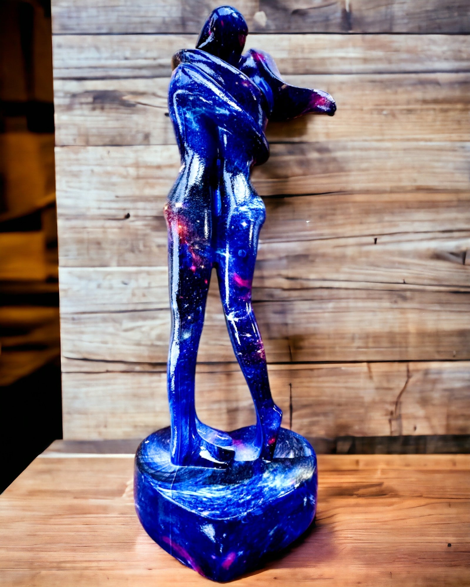 Kosmiczny Uścisk - Harsfiguur met Graveeroptie