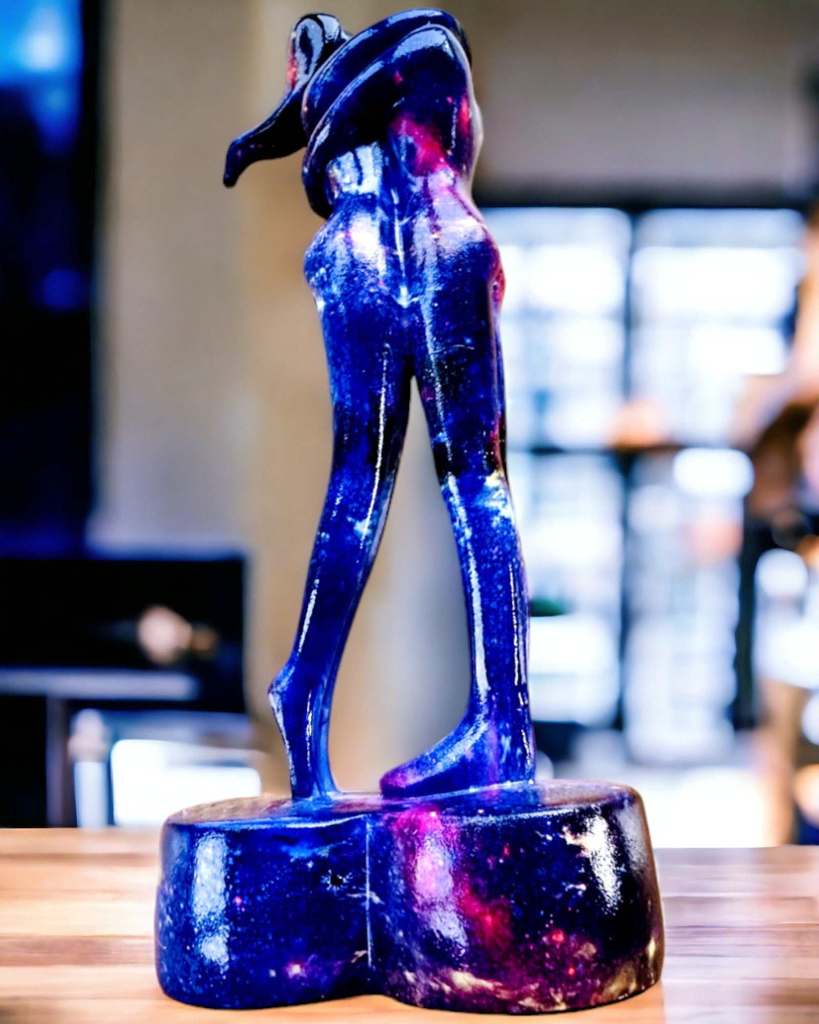 Kosmiczny Uścisk - Harsfiguur met Graveeroptie