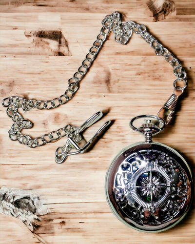 Zakkompas Zilver in Retro Stijl met Opengewerkt Patroon – Elegant en Praktisch. Gravure