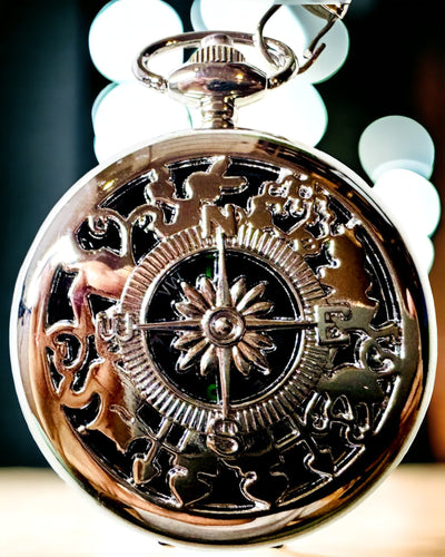 Zakkompas Zilver in Retro Stijl met Opengewerkt Patroon – Elegant en Praktisch. Gravure
