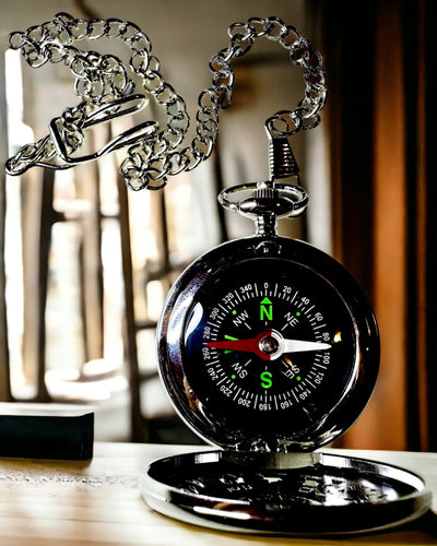 Zakkompas Zilver in Retro Stijl met Opengewerkt Patroon – Elegant en Praktisch. Gravure