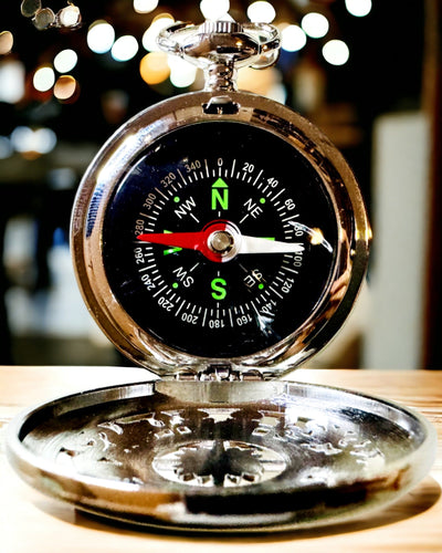 Zakkompas Zilver in Retro Stijl met Opengewerkt Patroon – Elegant en Praktisch. Gravure