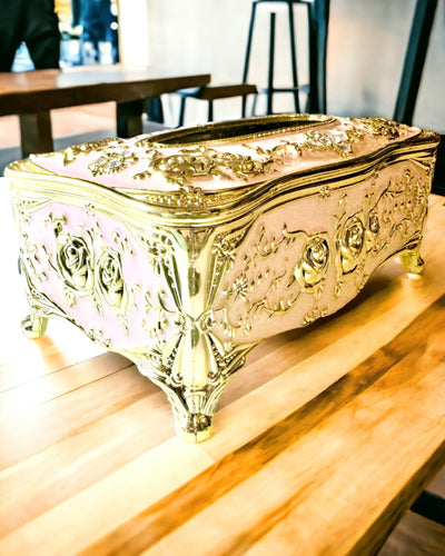 Elegante Roze Doos voor Zakdoekjes met Geëmbosseerde Rozen – Luxe Accent voor de Woonkamer, Hotel of Club