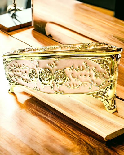 Elegante Roze Doos voor Zakdoekjes met Geëmbosseerde Rozen – Luxe Accent voor de Woonkamer, Hotel of Club