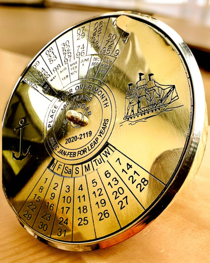 Kalendarium van de Eeuwigheid "Morski Żagiel" – Messing 100-jarige Kalender - gravure mogelijk als cadeau