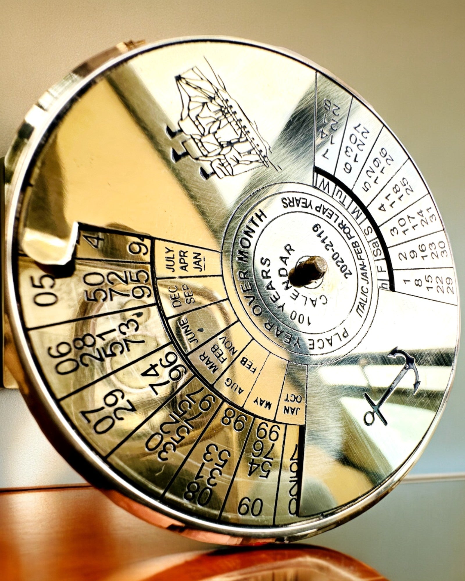 Kalendarium van de Eeuwigheid "Morski Żagiel" – Messing 100-jarige Kalender - gravure mogelijk als cadeau