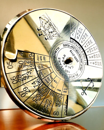 Kalendarium van de Eeuwigheid "Morski Żagiel" – Messing 100-jarige Kalender - gravure mogelijk als cadeau