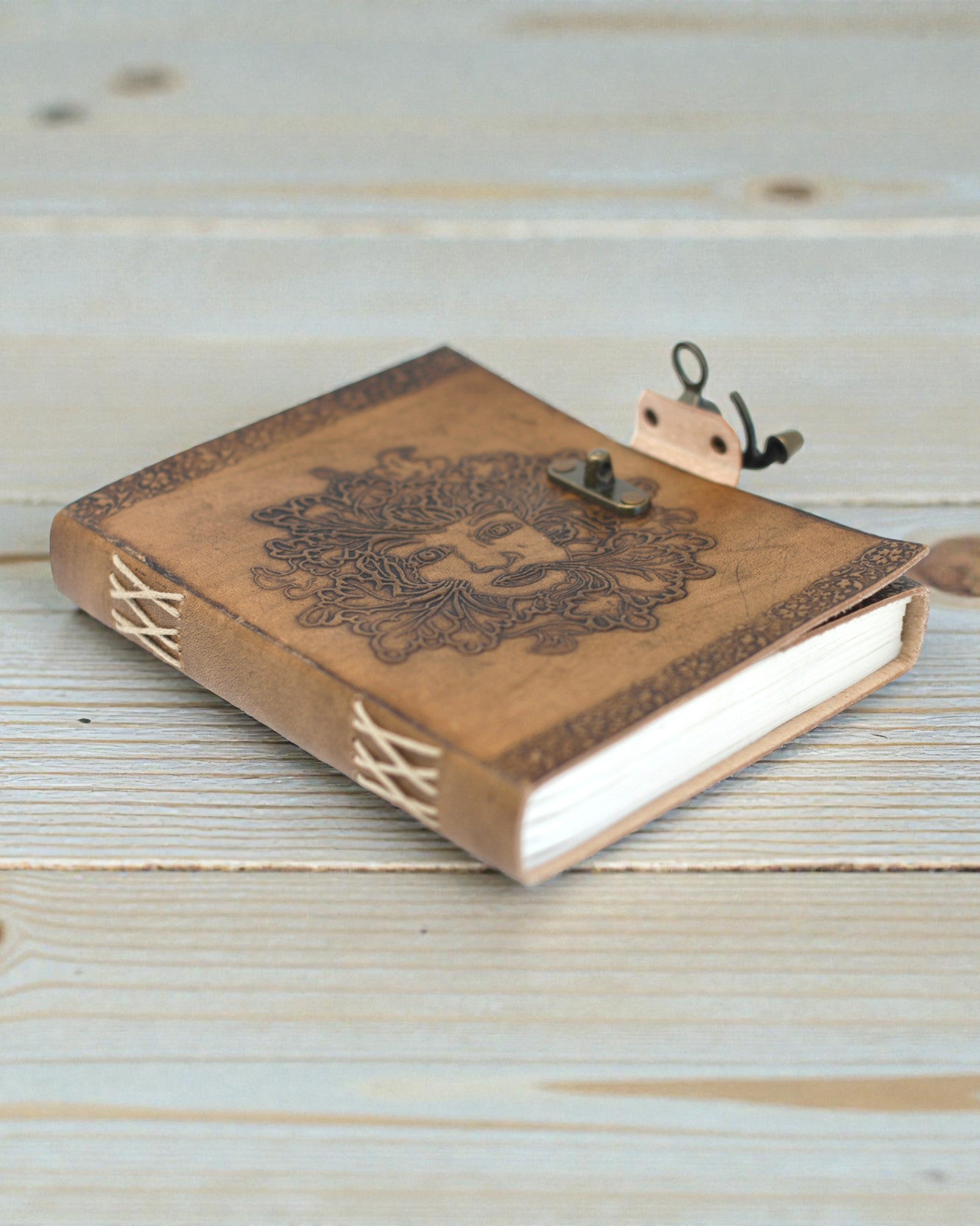 Sylva Spirit – Leren notitieboek Groene Man met metalen sluiting