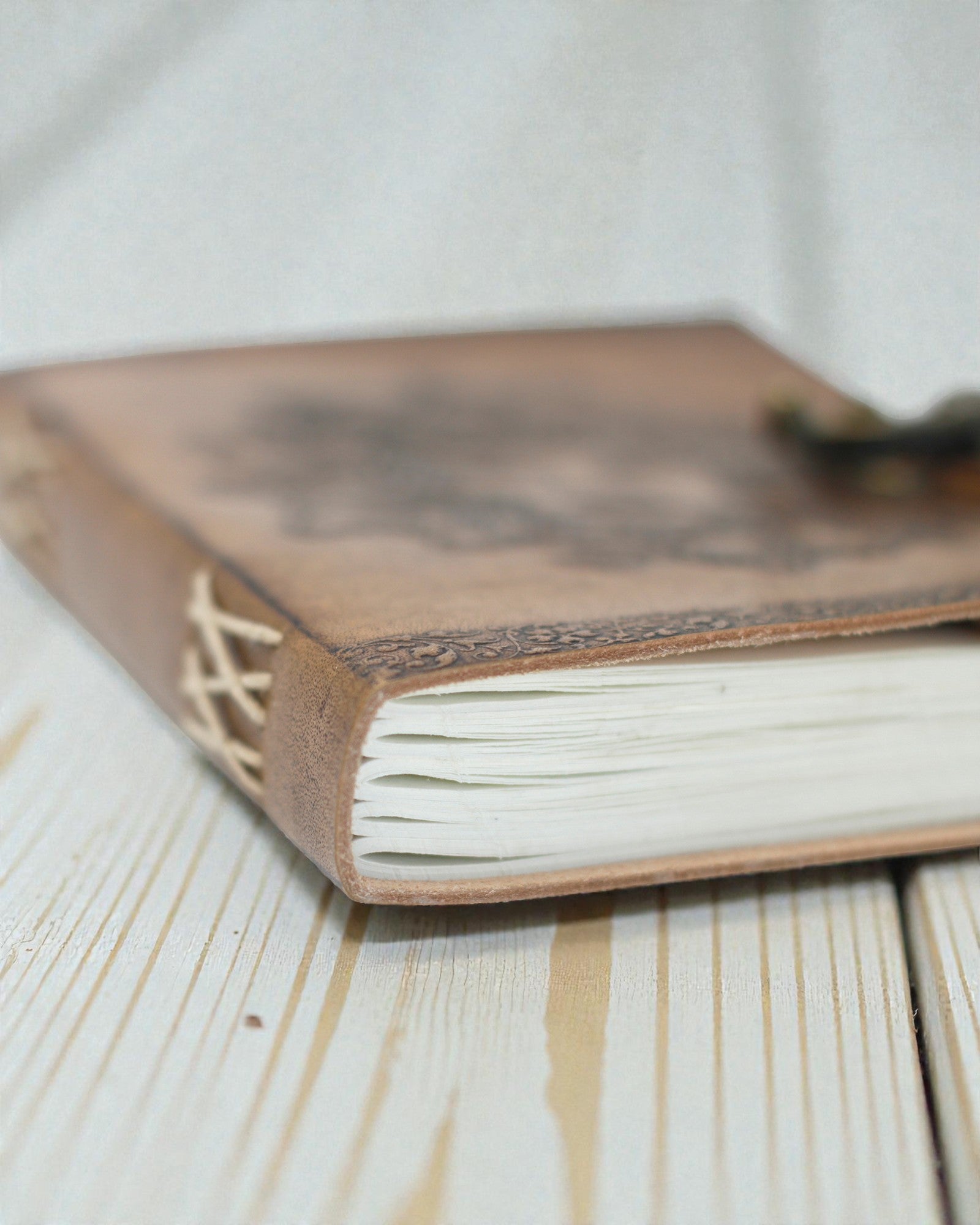 Sylva Spirit – Leren notitieboek Groene Man met metalen sluiting