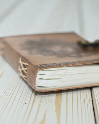 Sylva Spirit – Leren notitieboek Groene Man met metalen sluiting