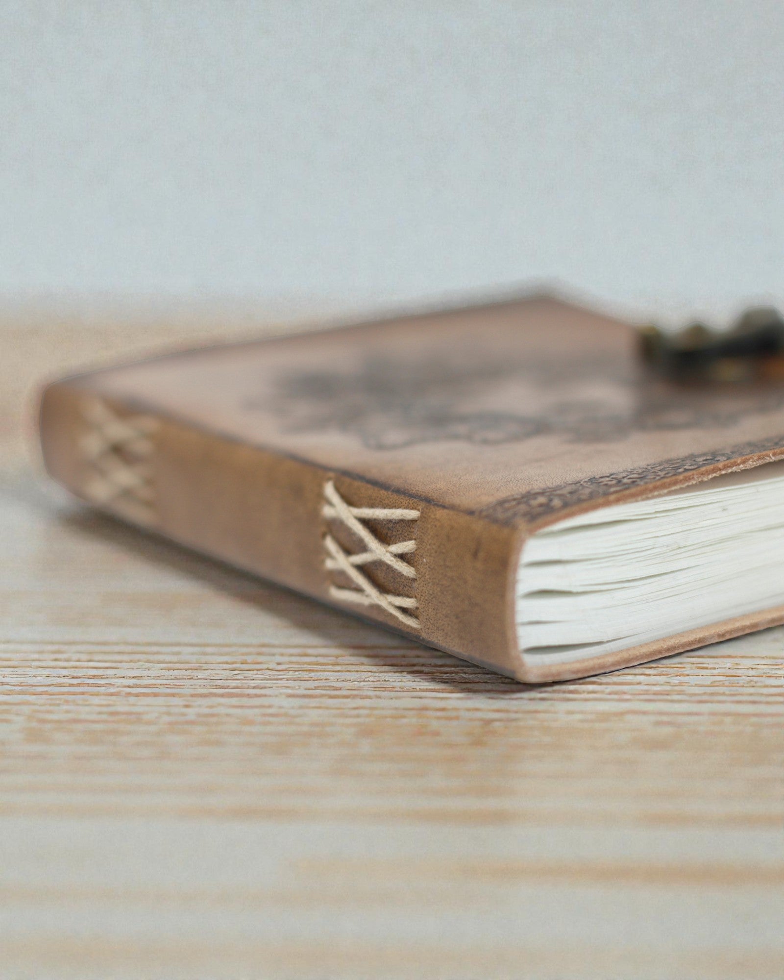 Sylva Spirit – Leren notitieboek Groene Man met metalen sluiting