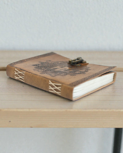 Sylva Spirit – Leren notitieboek Groene Man met metalen sluiting