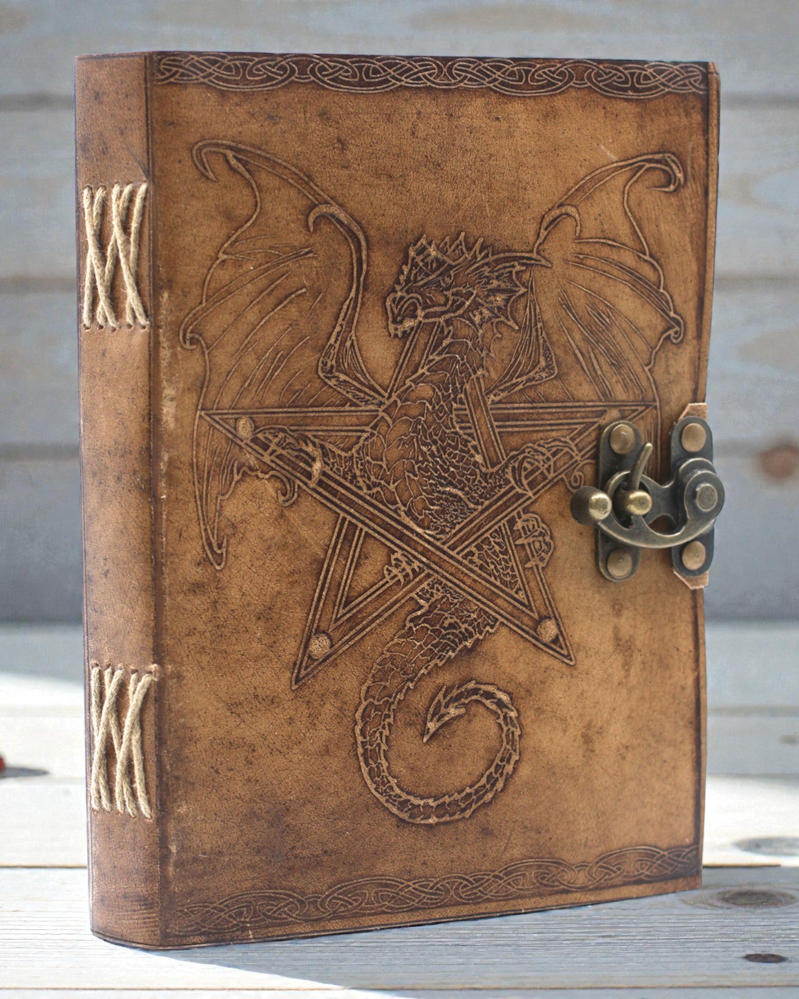 Leren notitieboek Draak, bewaker van legendes – met de hand in reliëf gestempeld 20 × 15 cm