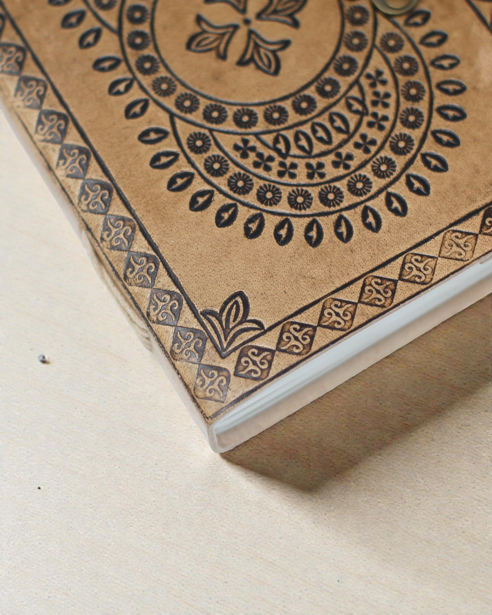 Mandala Harmonie – leren notitieboek met mandala in reliëf