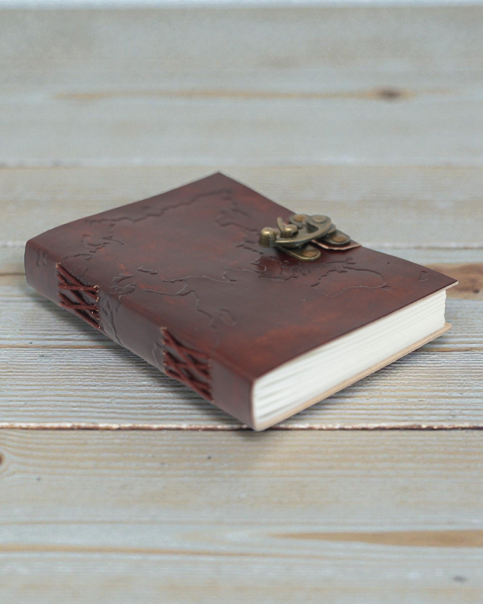 Terra Voyage – Leren notitieboek met in reliëf geperste wereldkaart