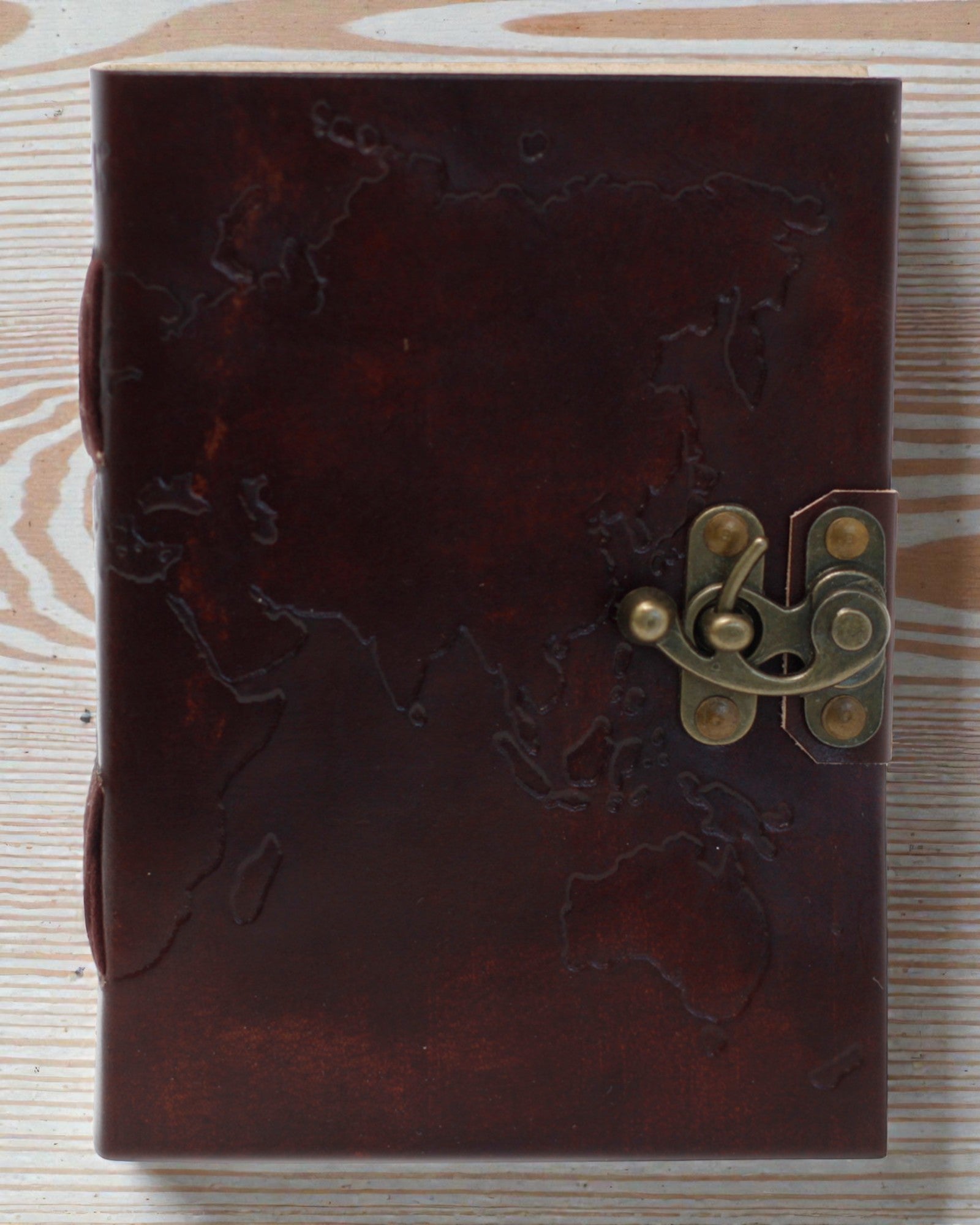 Terra Voyage – Leren notitieboek met in reliëf geperste wereldkaart