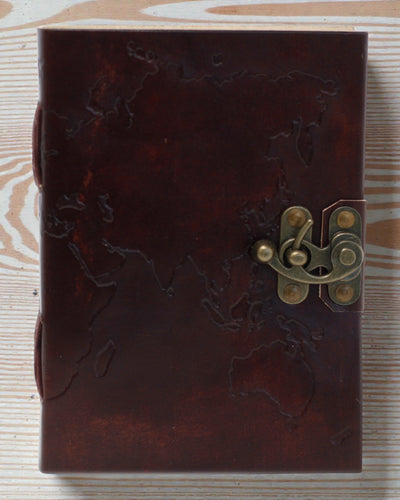 Terra Voyage – Leren notitieboek met in reliëf geperste wereldkaart