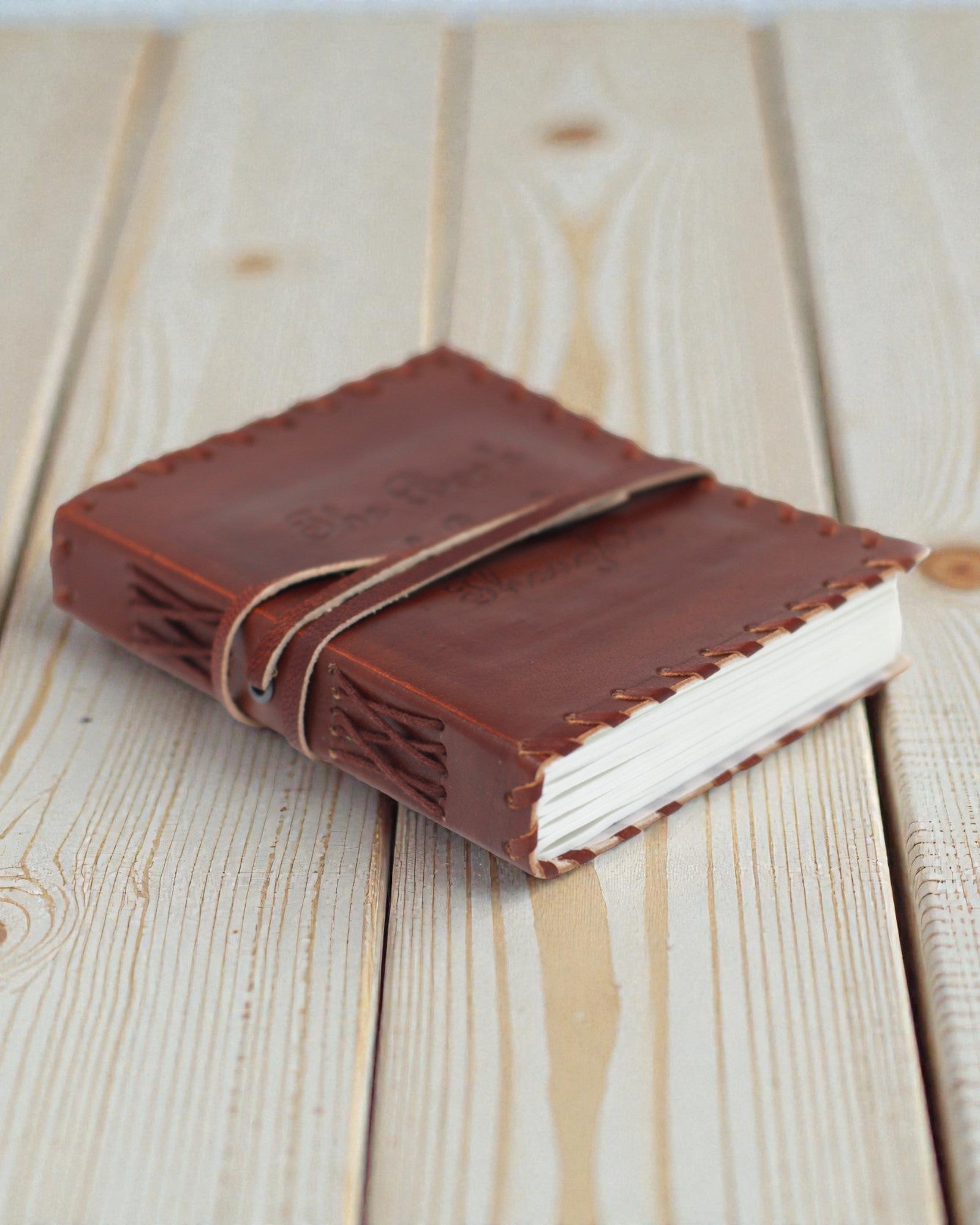 Leren gedachtennotitieboek met wikkelomslag (38,1x25,4 cm)