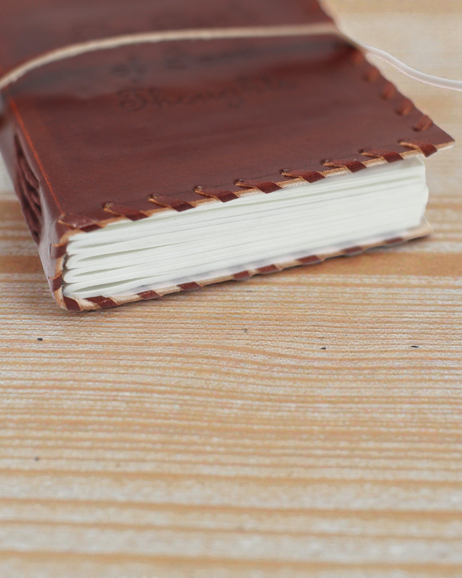 Leren gedachtennotitieboek met wikkelomslag (38,1x25,4 cm)