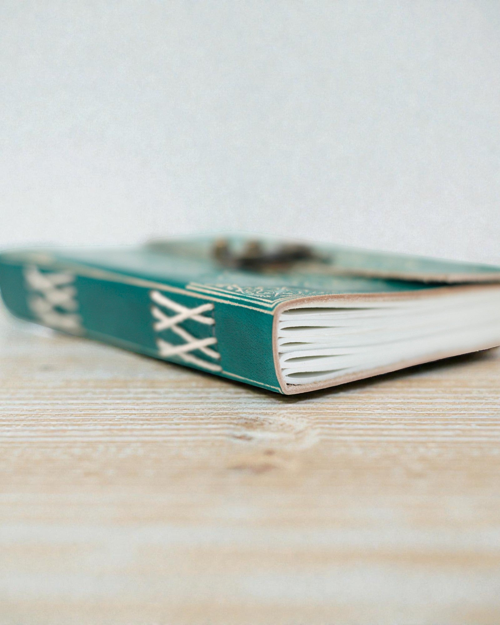 Turkoois leren notitieboek „Vrede” met rits – Harmonie & Rust (18 x 13 cm)