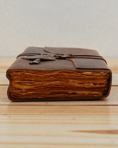 Notitieboek van geolied leer met sleutel voor geheimen – Dagboek in oude stijl 13 × 18 cm