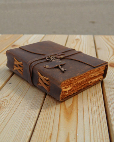 Notitieboek van geolied leer met sleutel voor geheimen – Dagboek in oude stijl 13 × 18 cm