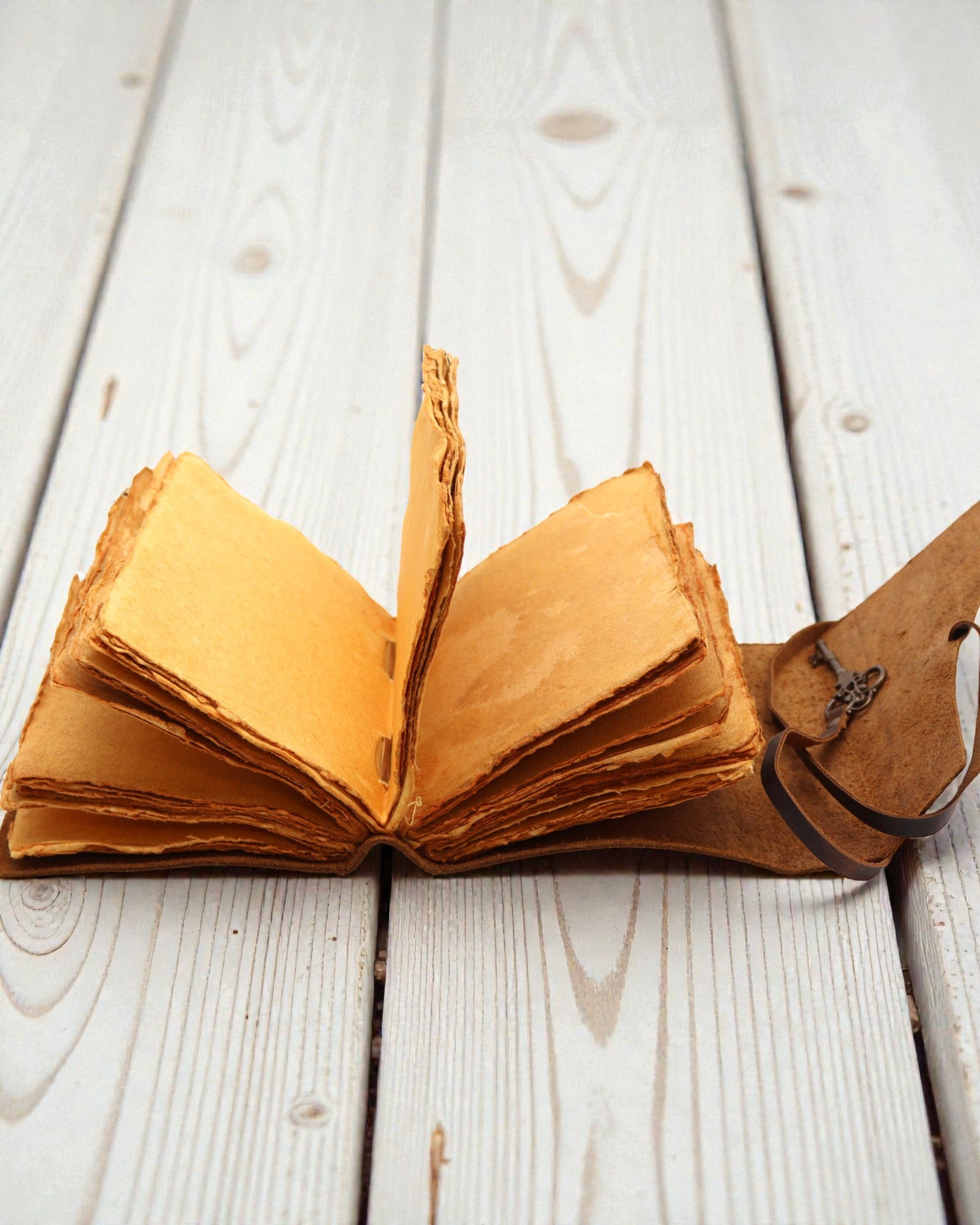 Notitieboek van geolied leer met sleutel voor geheimen – Dagboek in oude stijl 13 × 18 cm