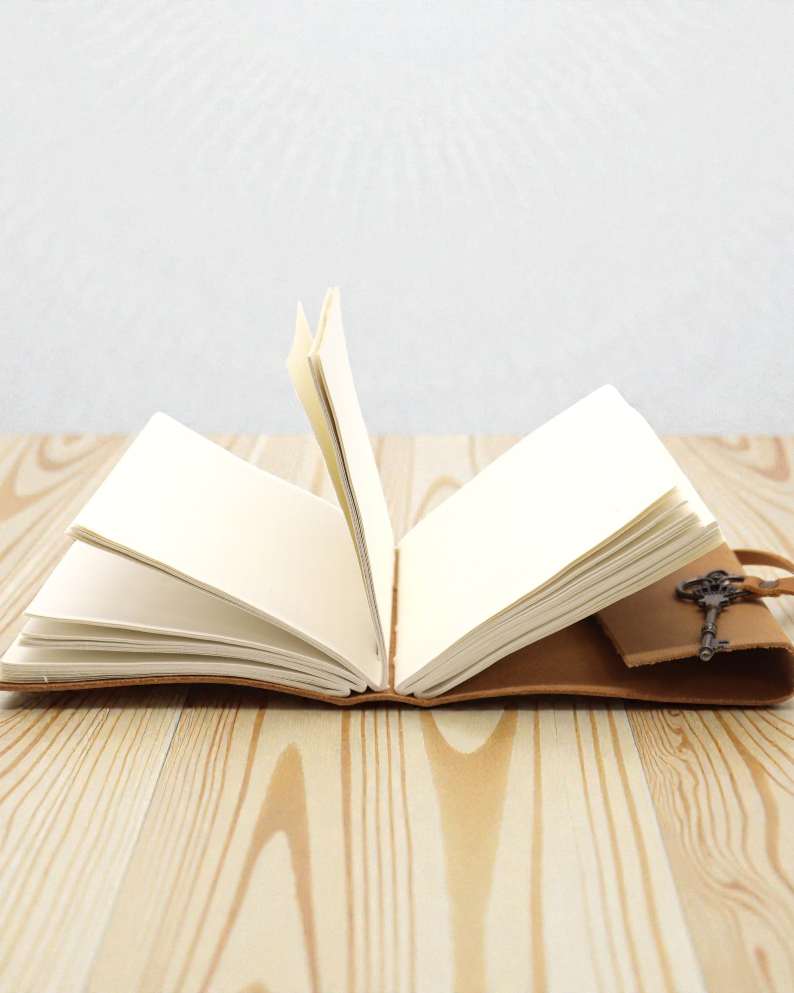 Notitieboek van licht geolied leer met Solis-sleutel – klassiek dagboek 13 × 18 cm