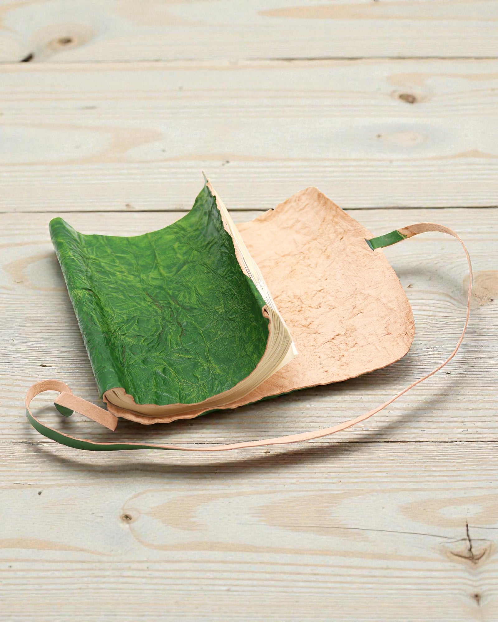 Oprolbaar leren reizigersnotitieboek Nomadegroen – 21 × 15 cm