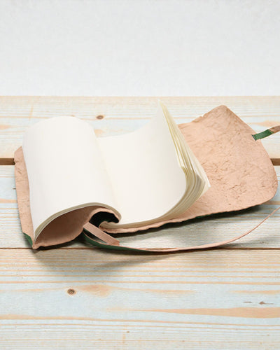 Oprolbaar leren reizigersnotitieboek Nomadegroen – 21 × 15 cm