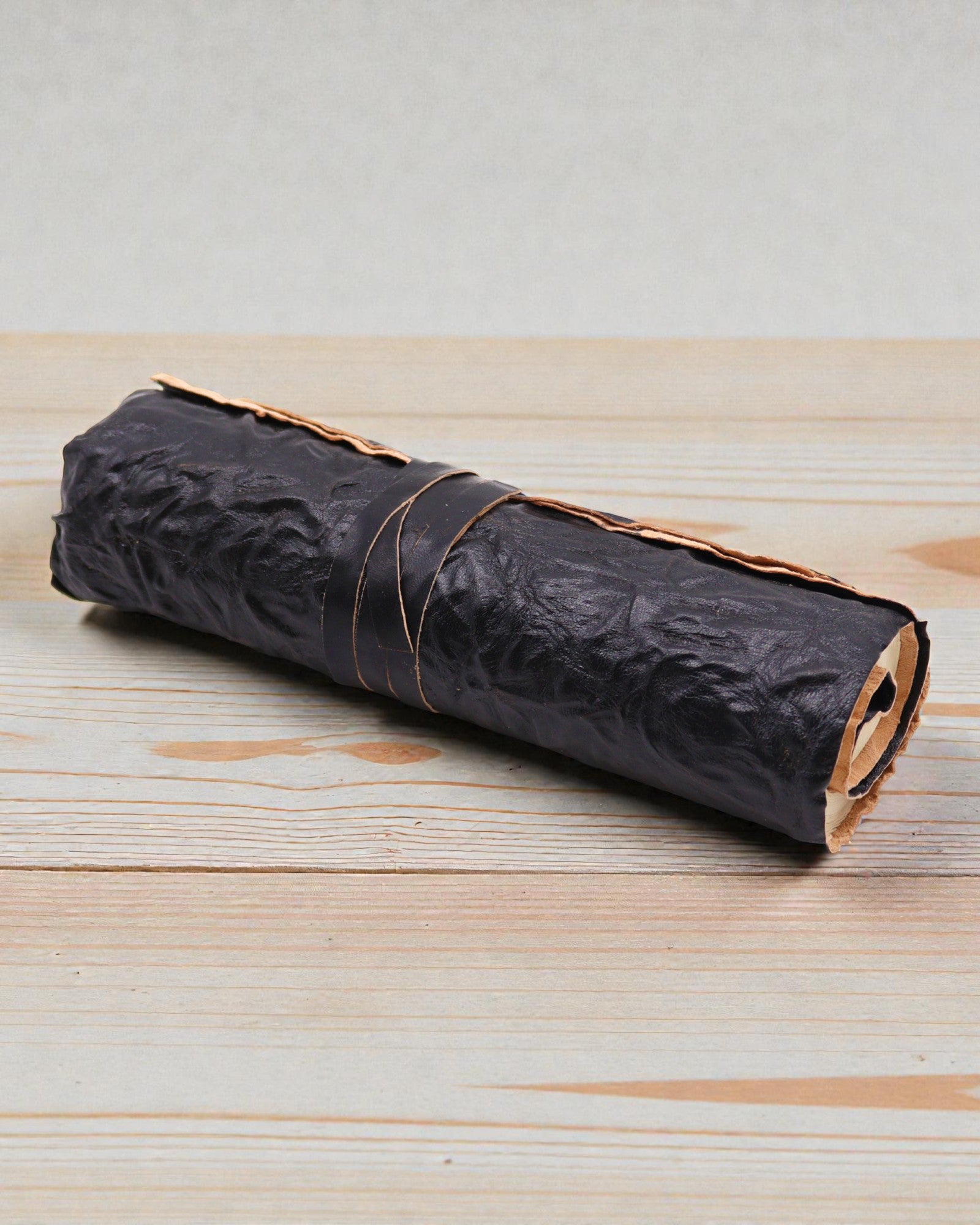 Opgerold leren reisnotitieboek - 96 pagina's - Zwart 21x15cm