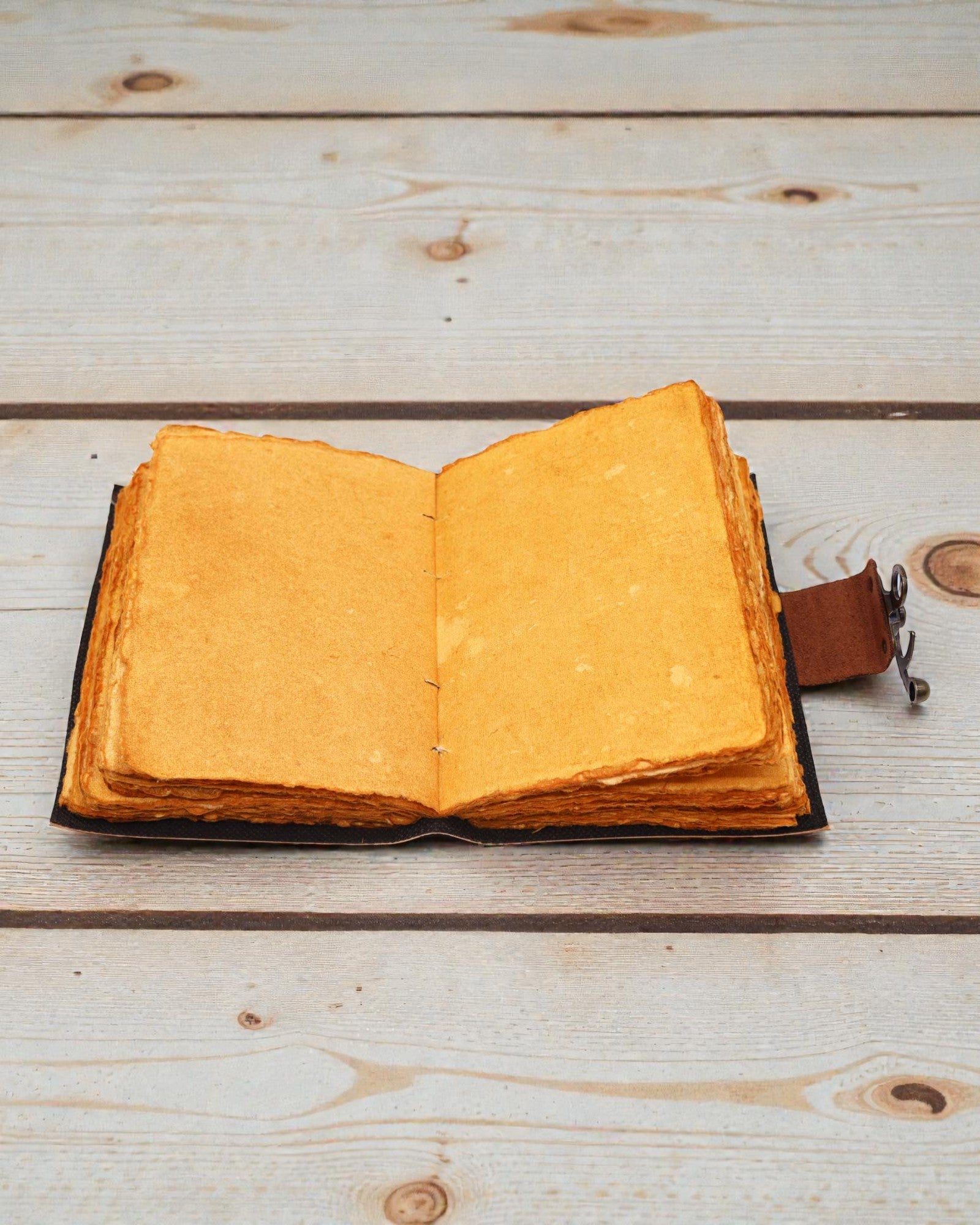 Lotus Anima – Leren notitieboek Mandala van de lotusbloem met kunstmatig verouderde bladzijden