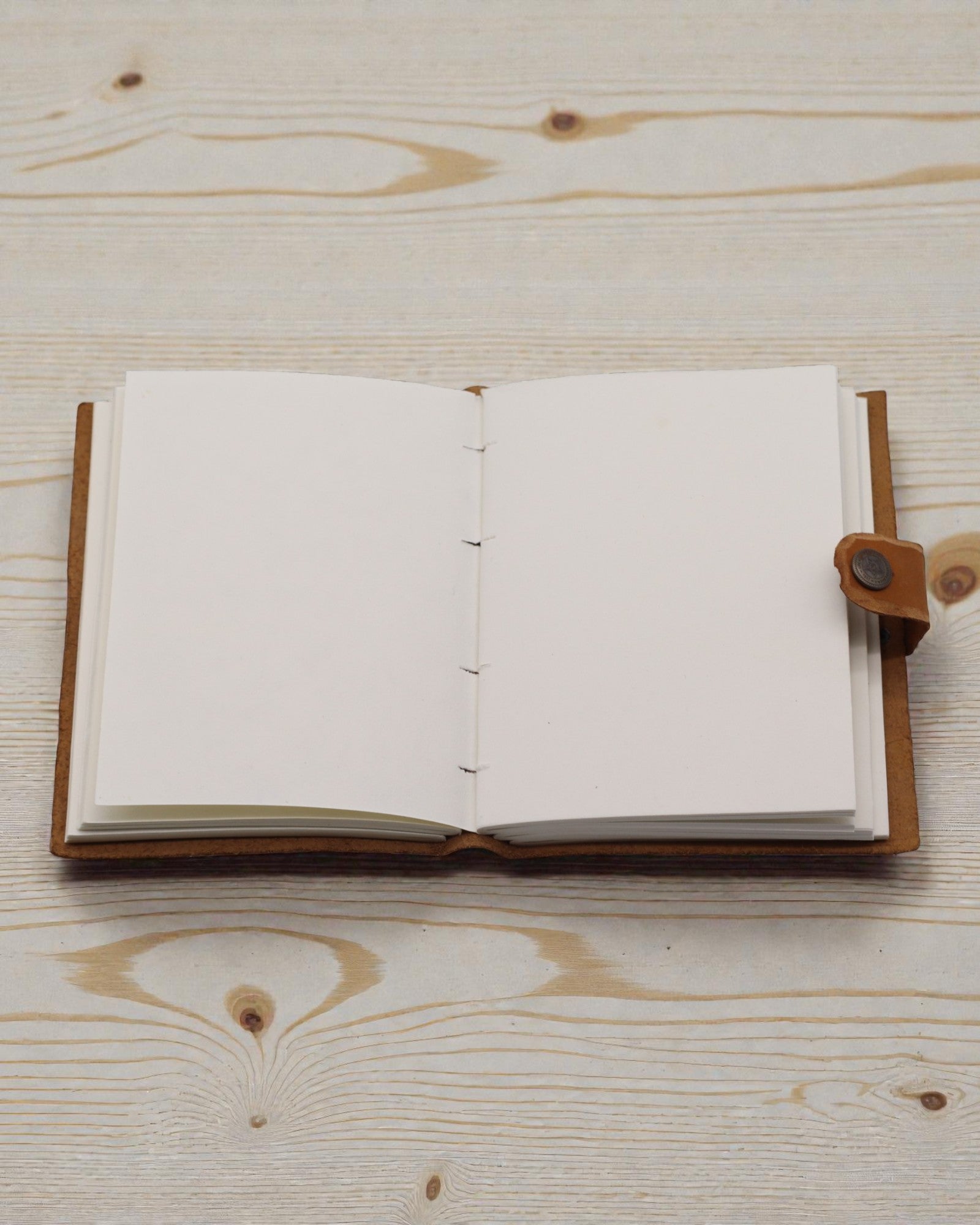 Leren notitieboek met bloemen in reliëf – bruin (17,8 x 12,7 cm)