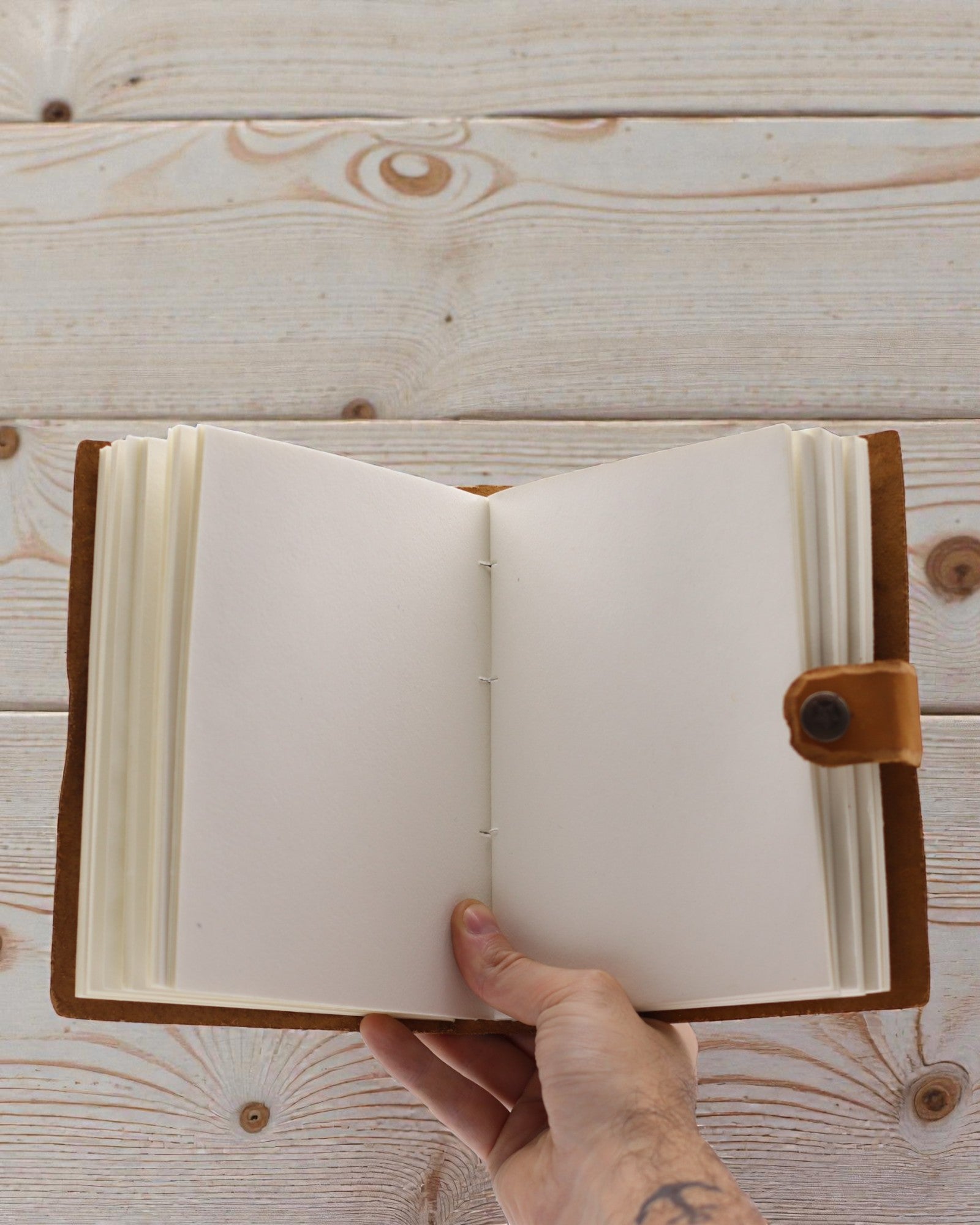 Leren notitieboek met bloemen in reliëf – bruin (17,8 x 12,7 cm)