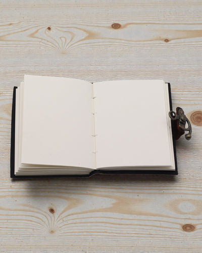 Leren notitieboek met opdruk – Stop met doemberichten lezen (17,8 × 12,7 cm)