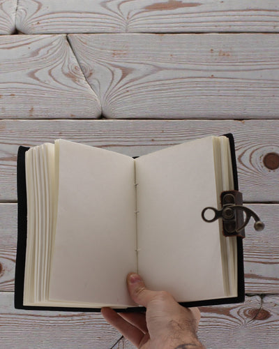 Leren notitieboek met opdruk – Stop met doemberichten lezen (17,8 × 12,7 cm)