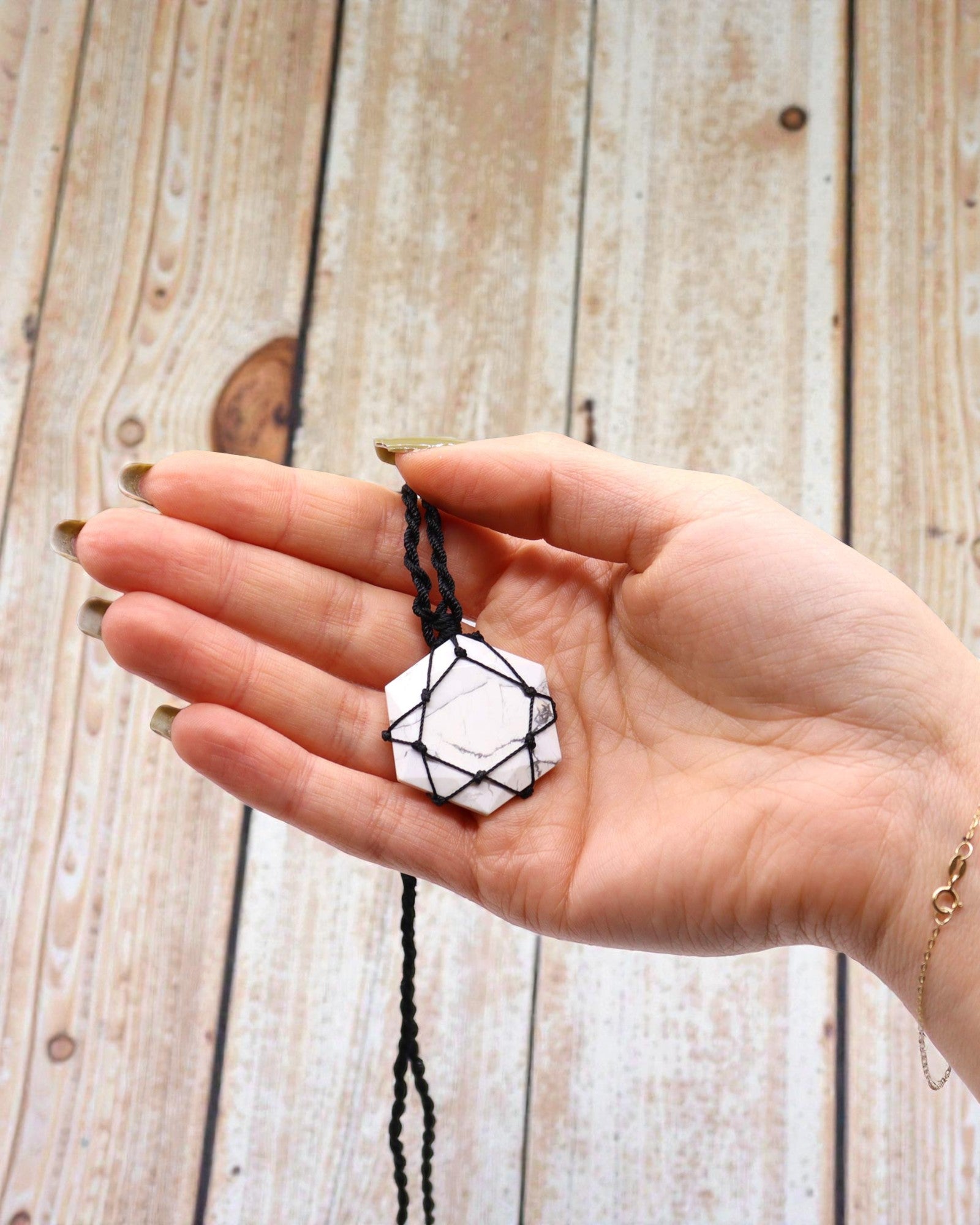 Wit Evenwicht – macraméketting met witte howliet