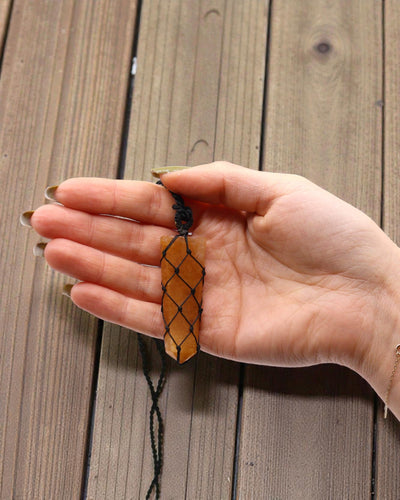 Gouden Impuls – macraméketting met puntvormige gouden kwarts