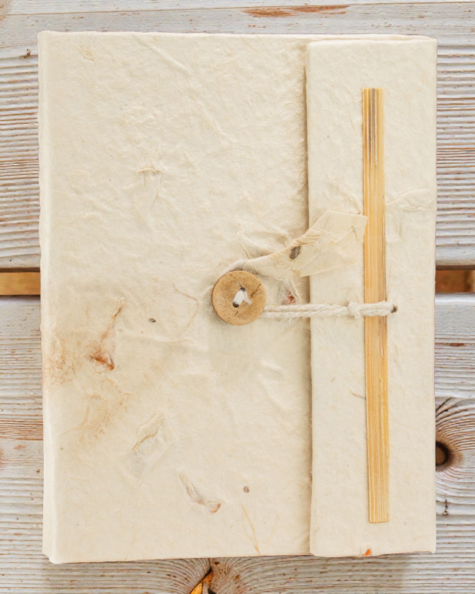 Middelgroot Lokta-notitieboekje met botanische toets – Gedroogde bloemen (45 blaadjes, 15 x 12 cm)