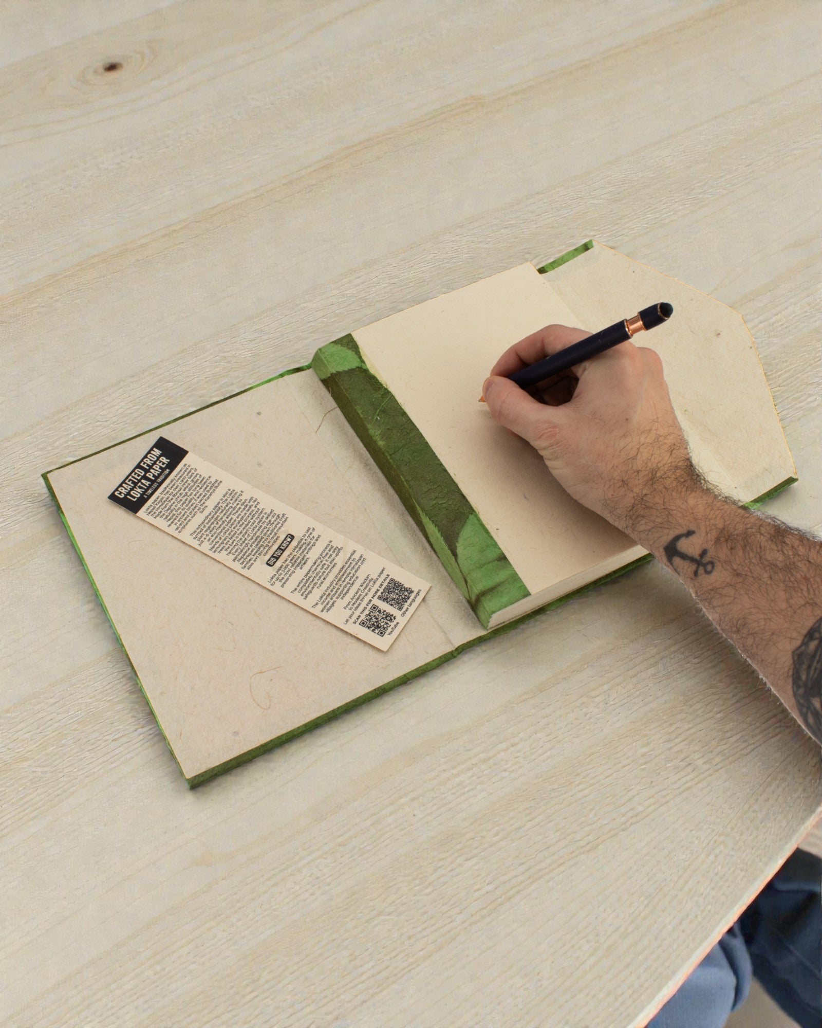 Groot Lokta-notitieboek Gedurfde bloemen – Bosgroen (45 bladen, 21 x 15 cm)