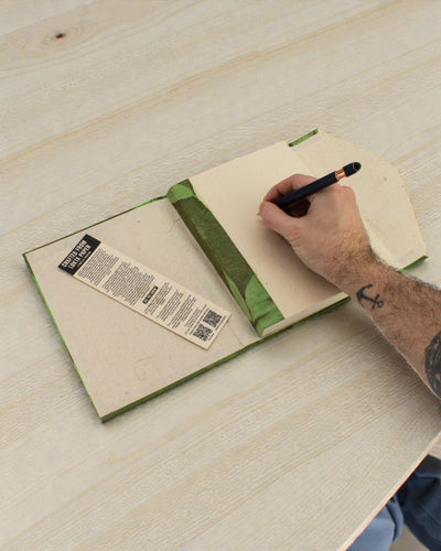 Groot Lokta-notitieboek Gedurfde bloemen – Bosgroen (45 bladen, 21 x 15 cm)