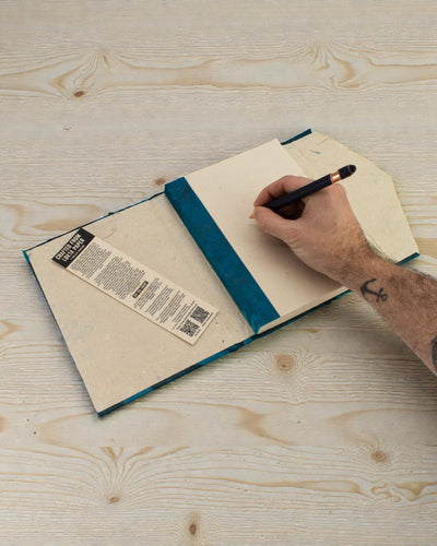 Groot notitieboek Lokta Gedurfde bloemen – Donkerblauw (45 vellen, 21 x 15 cm)