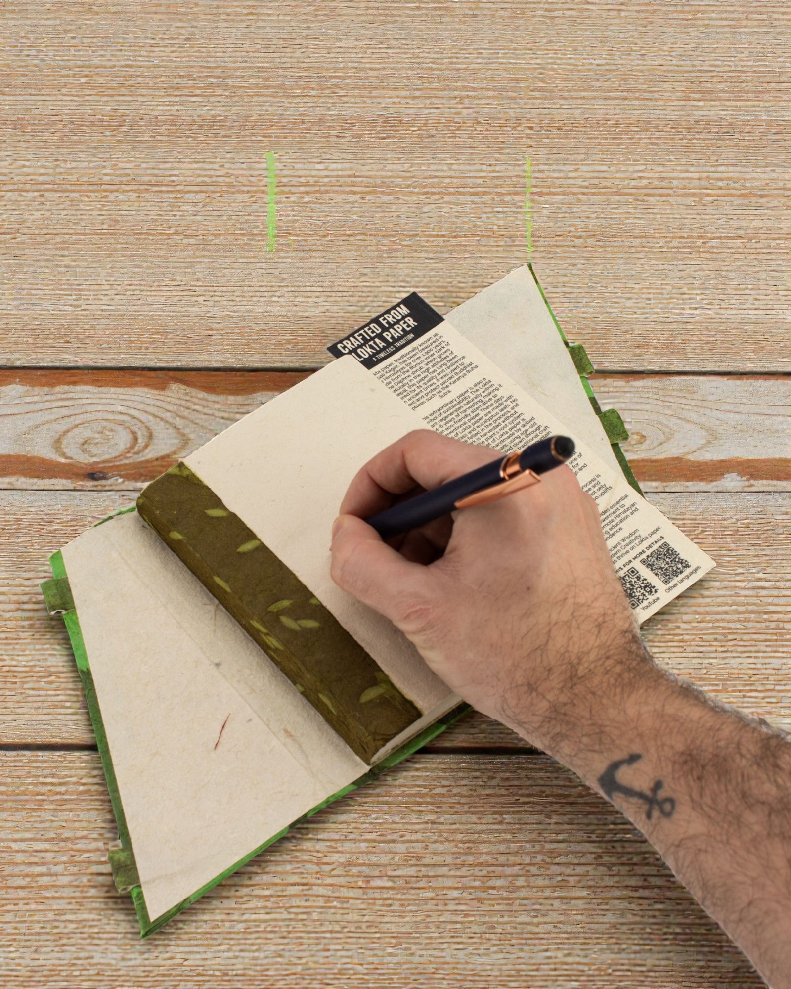 Lokta Bosfluistering met bamboesluiting – notitieboek 15 × 12 cm, 45 vellen, Bosgroen