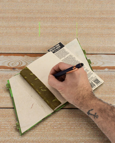 Lokta Bosfluistering met bamboesluiting – notitieboek 15 × 12 cm, 45 vellen, Bosgroen