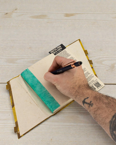 Lokta notitieboek met opvallend bloemmotief en bamboesluiting – Middelgroot (15x12cm) – 45 bladen – mosterdbruin