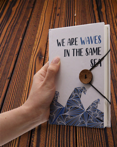 Samen bladeren – klein notitieboekje met riempje en kokosknop 18 × 12,5 cm, 200 pagina's