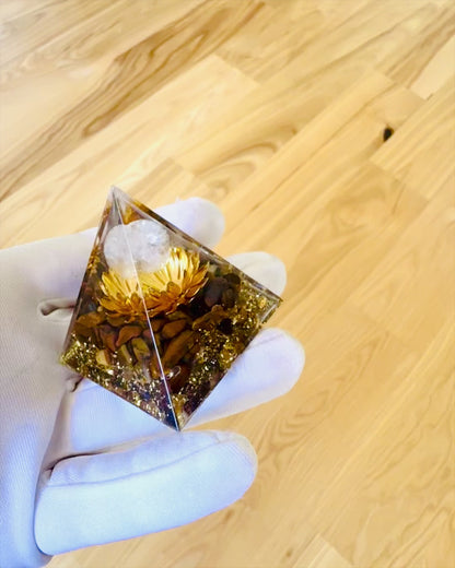 Kristallen Piramide van Welvaart Gelukkige Kristallen Bol, Tijgeroogsteen, Koperen Lotus