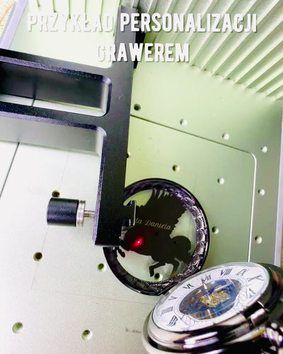 Zakhorloge "Equus Tempus" - Zwart met Paardenmotief, mogelijkheid tot personalisatie met gravure - witte wijzerplaat