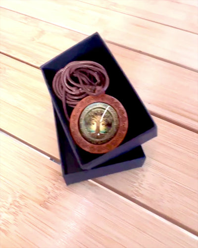 Amulet van het Leven "Stamboom" - Handgemaakte Houten en Glazen Ketting, mogelijkheid tot personalisatie met gravure als cadeau
