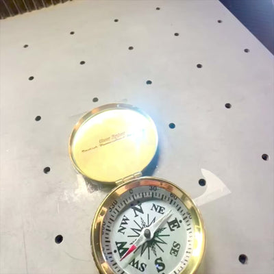 Retro messing kompas met sluitbaar deksel, mogelijkheid tot personalisatie met gravure, ideaal als cadeau voor een zeiler, hoogte 5 cm, maritieme stijl